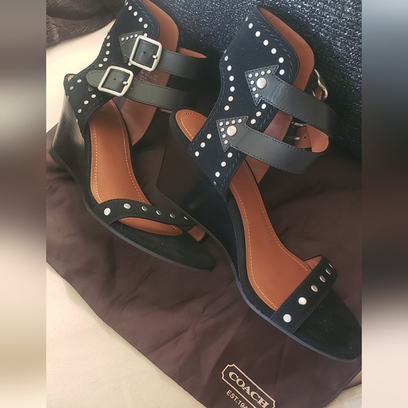💫🎉 HP Coach: Odessa Wedge Rivets Sandals NWOT - Picture 2 of 8